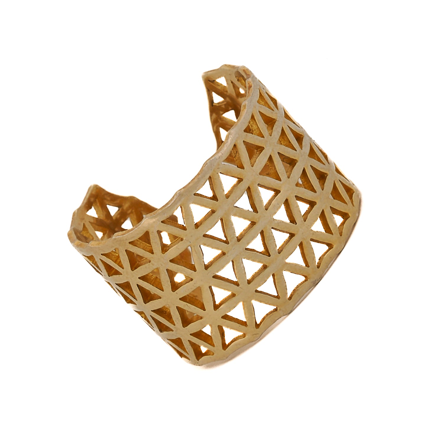 Made from 18k gold vermeil, this ring offers a luxurious and fashionable look.