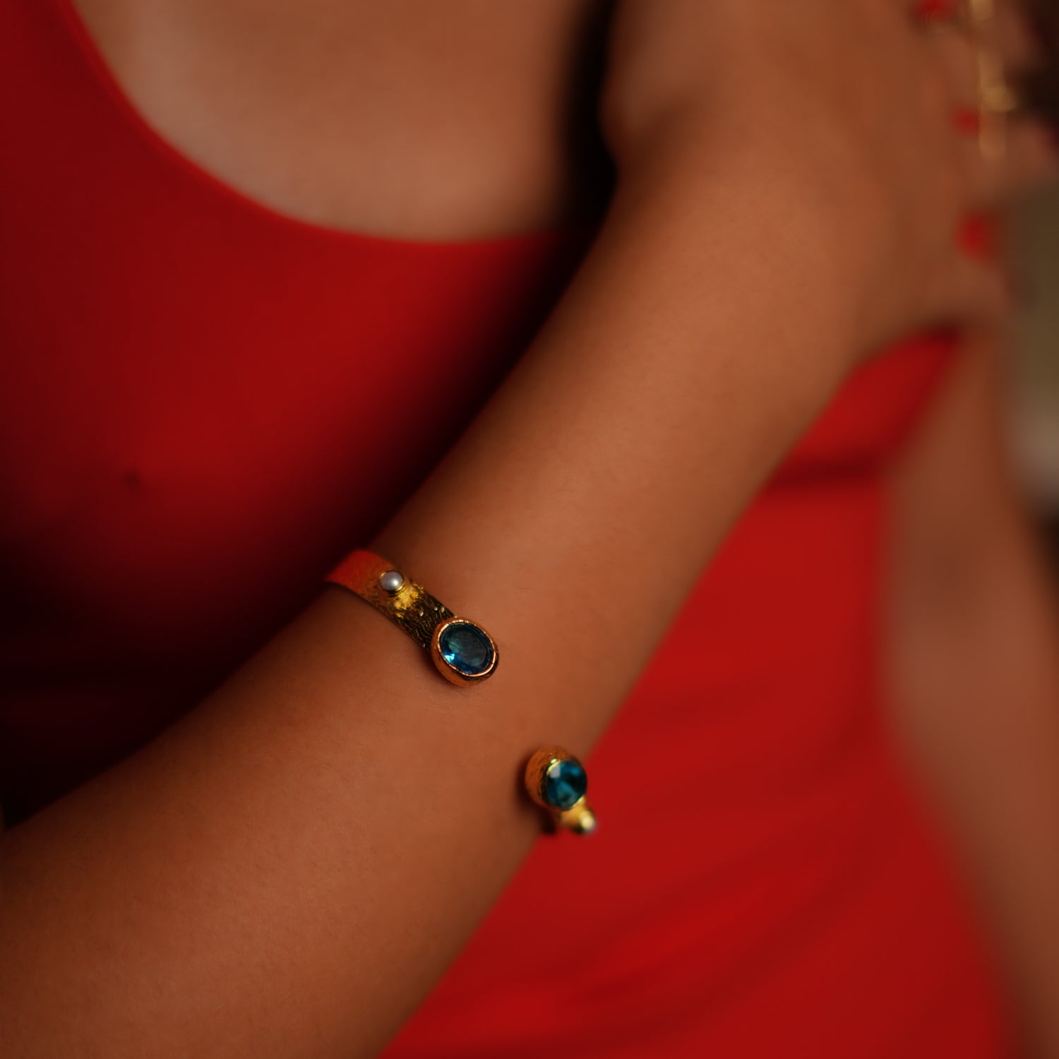 Gold-Plated Cuff Bracelet with Blue Topaz Stones and Pearls for a Luxurious and Elegant Look