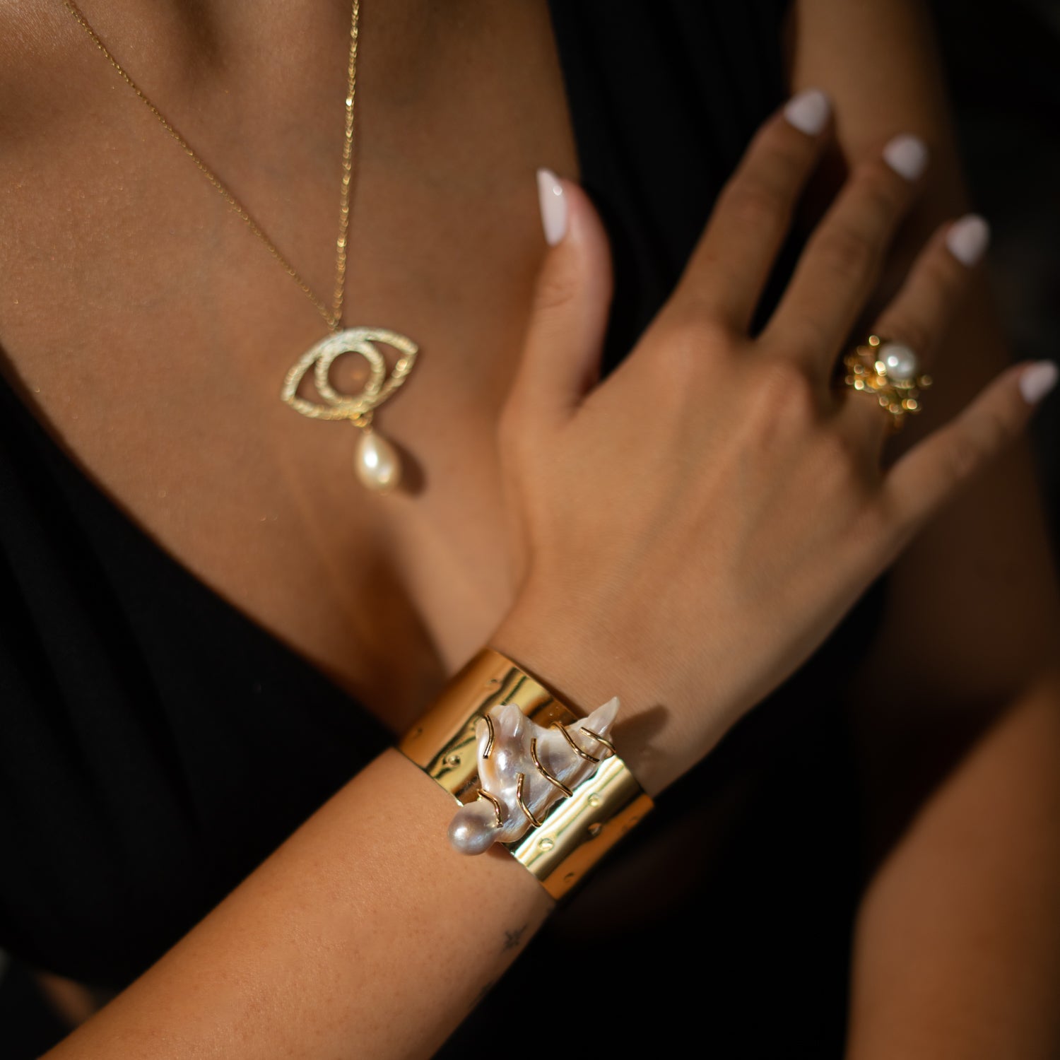 Divine Aura Baroque Pearl Cuff Bracelet