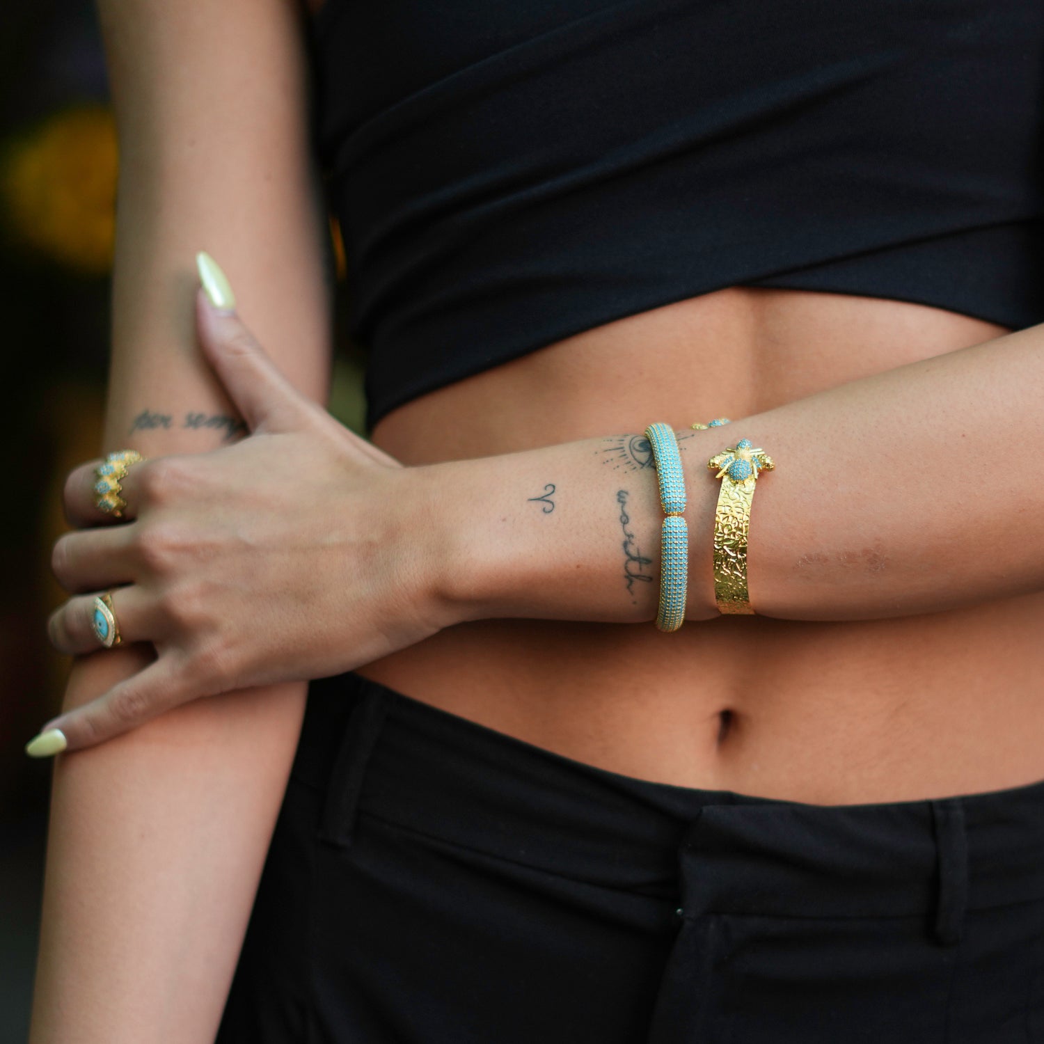 Handcrafted 18K Gold Bangle Bracelet with Turquoise Stones for a Luxurious and Sophisticated Look