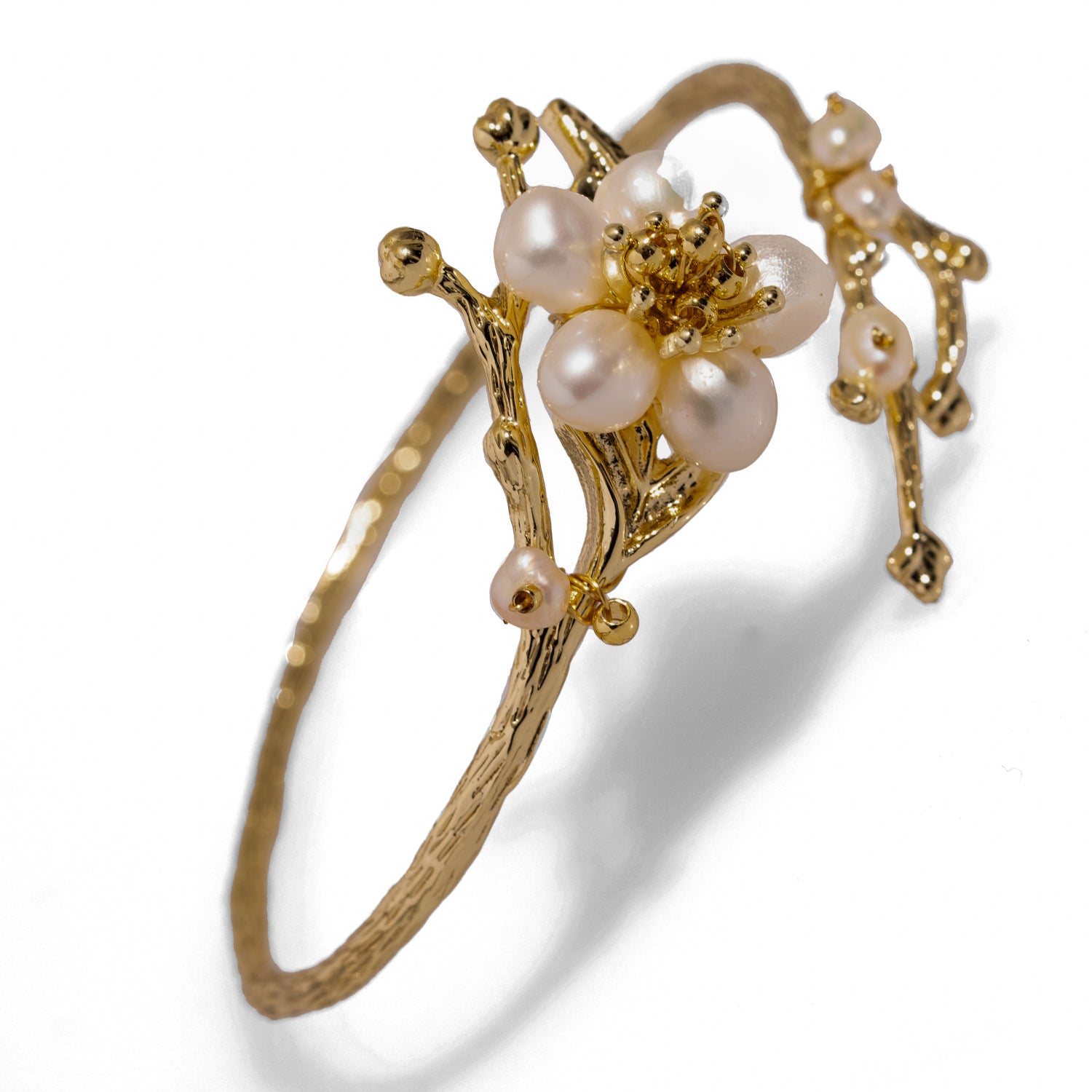 Gold-Plated Floral Bridal Bracelet with Pearl Stones for a Sophisticated, Elegant Look