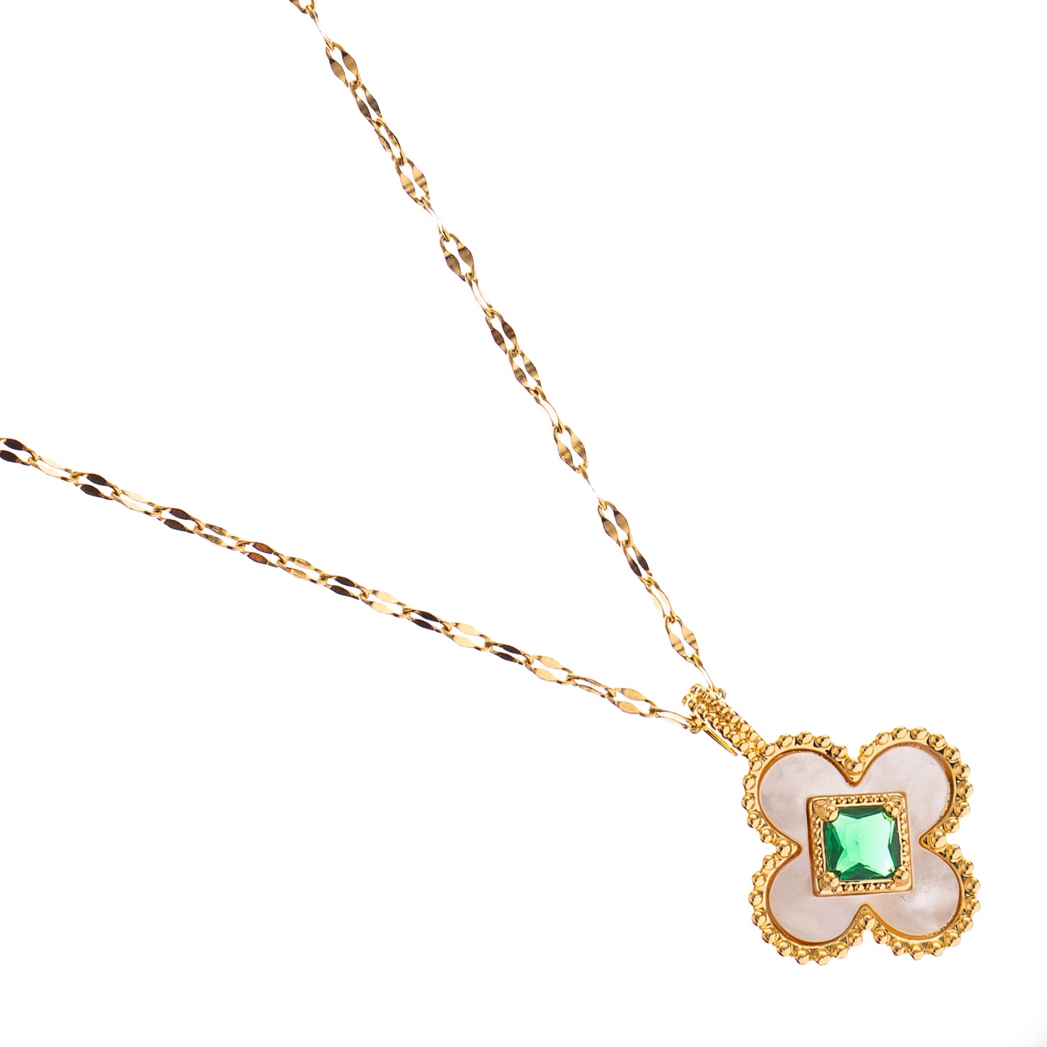 Chic and symbolic clover necklace with gold and green tones