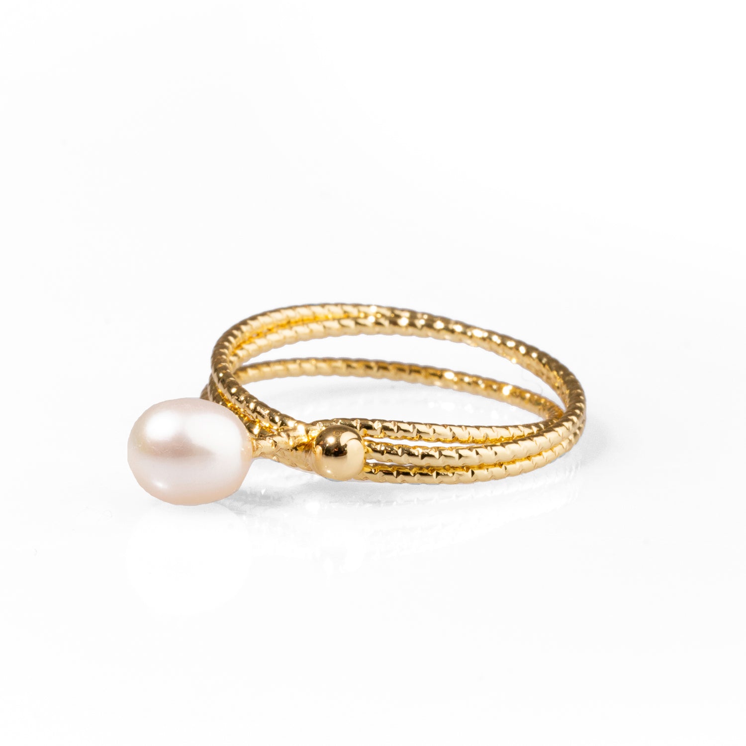 Chic Pearl & Gold Cocktail Ring with Minimalist Design for Understated Sophistication