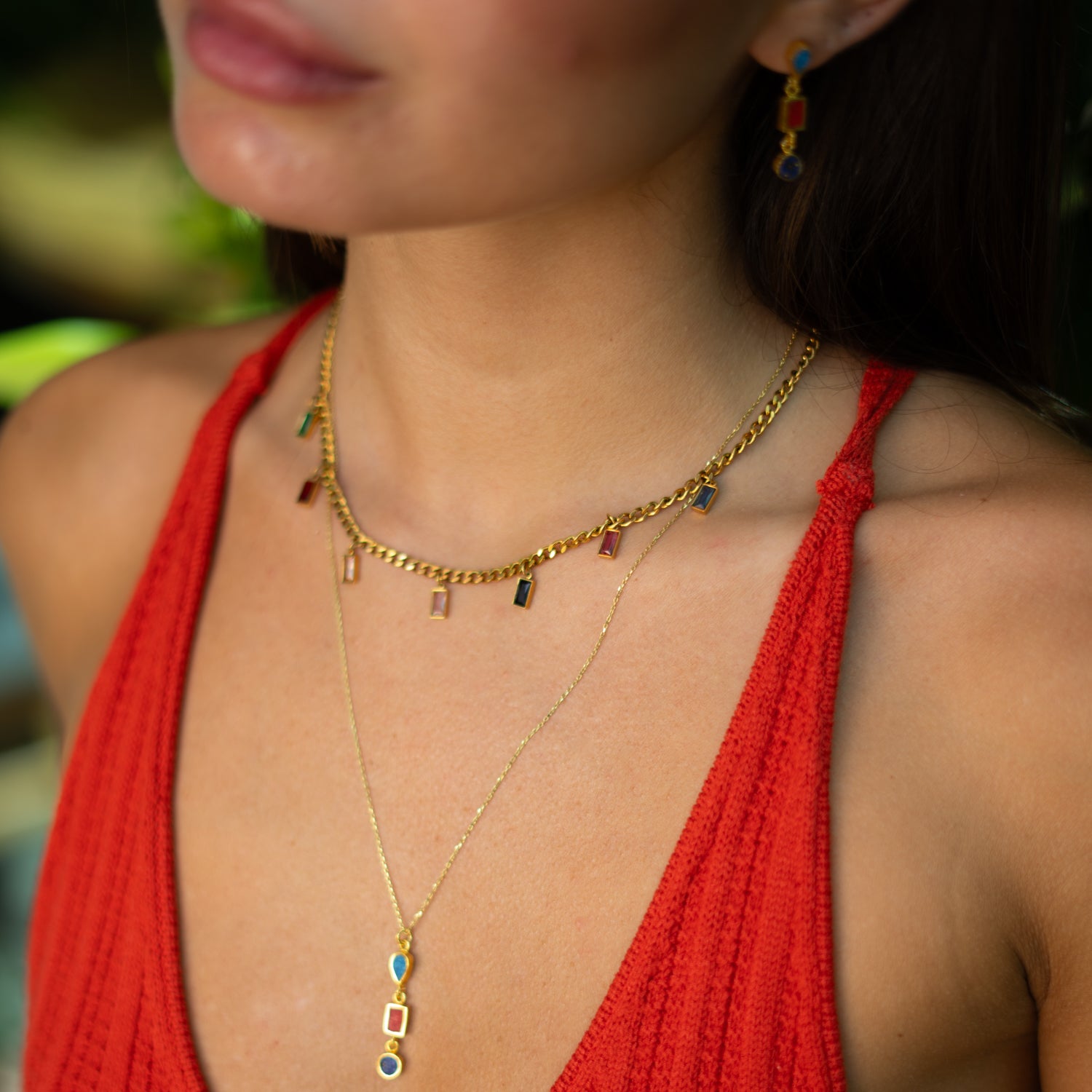 Lightweight adjustable choker with multicolor crystal details