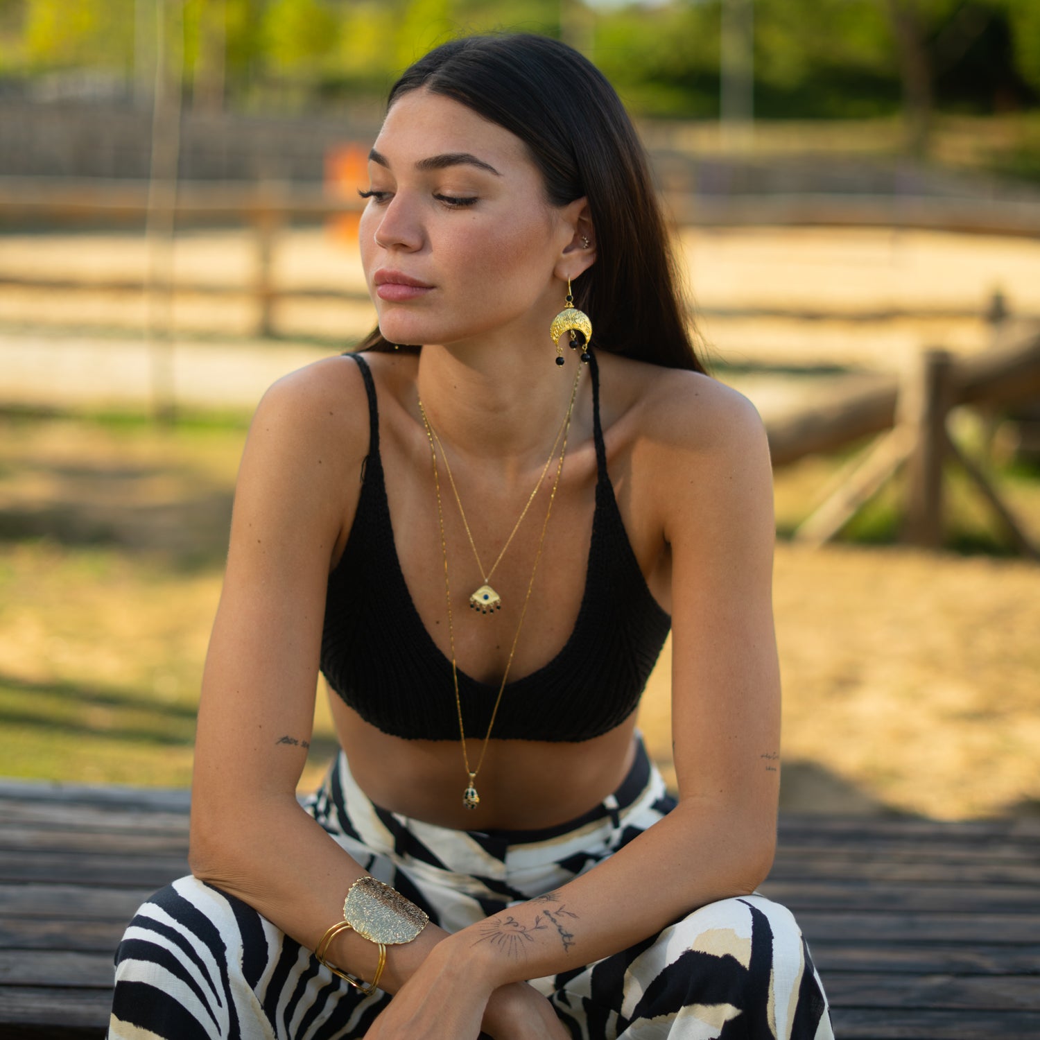 Sapphire Eye Horizon Onyx Gold Necklace