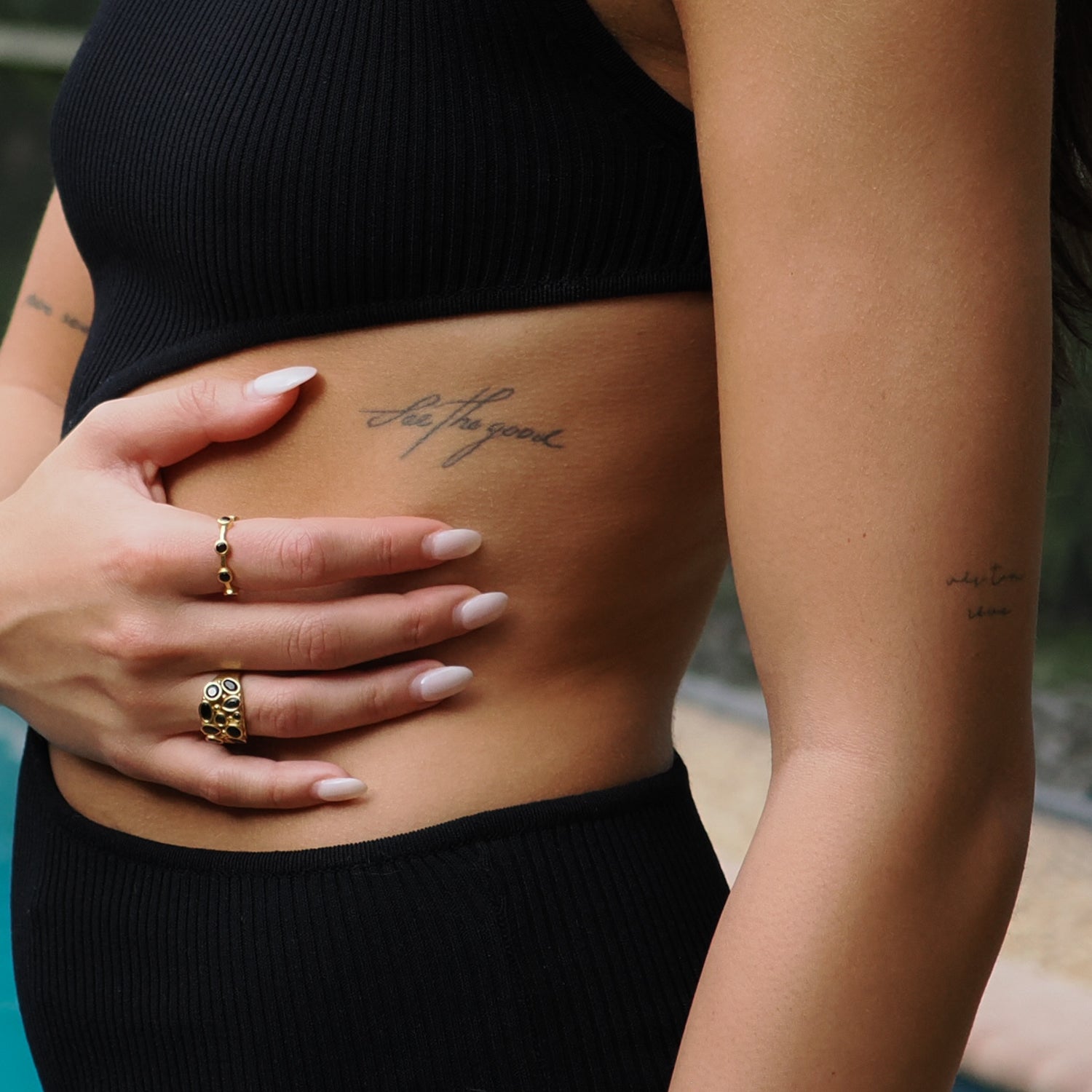 Elegant Teardrop Onyx and Gold Adjustable Ring with Luxurious Design for Chic, Fashionable Looks