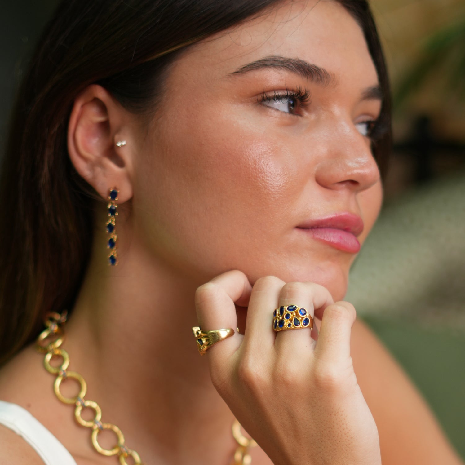 Teardrop Sapphire and Gold Ring with Adjustable Design for Versatile, Elegant Fashion