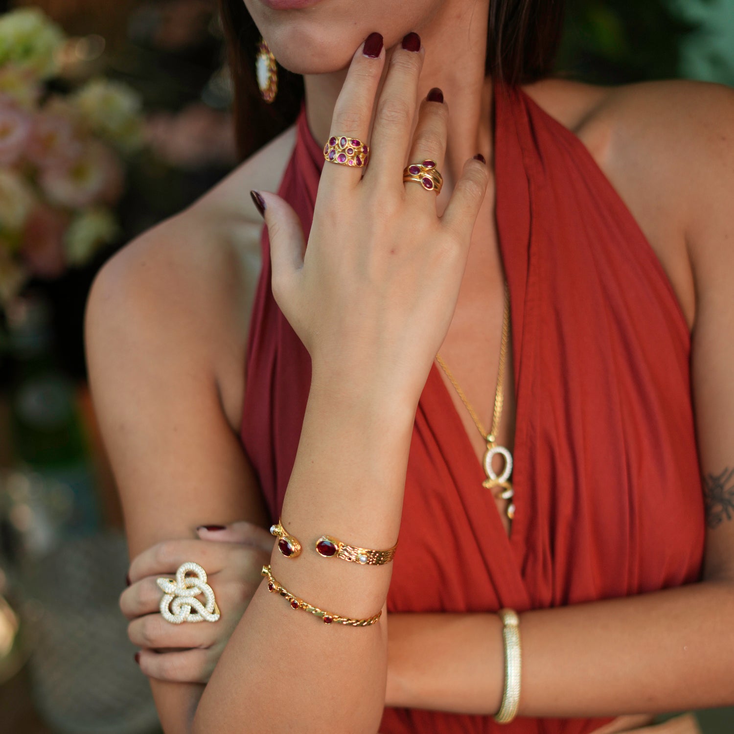 Ruby-Stone Gold Cuff Bracelet with Twisted Design for a Classic, Refined Accessory