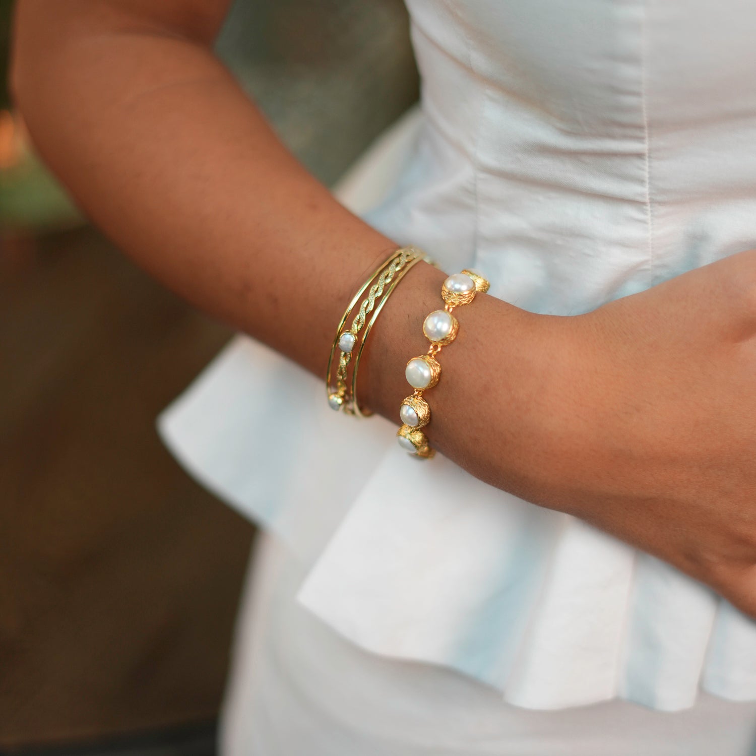 Timeless 24k gold-plated bracelet adorned with vintage-style pearl stones, ideal for enhancing both formal and casual outfits.