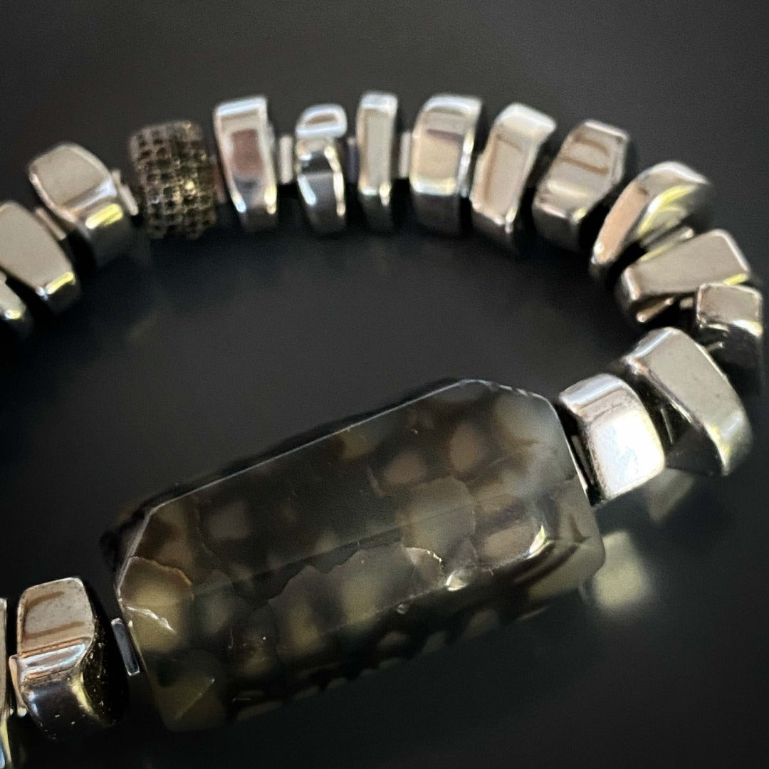 Experience the beauty of the Stylish Mila Bracelet, a one-of-a-kind jewelry piece that adds sophistication to any outfit.