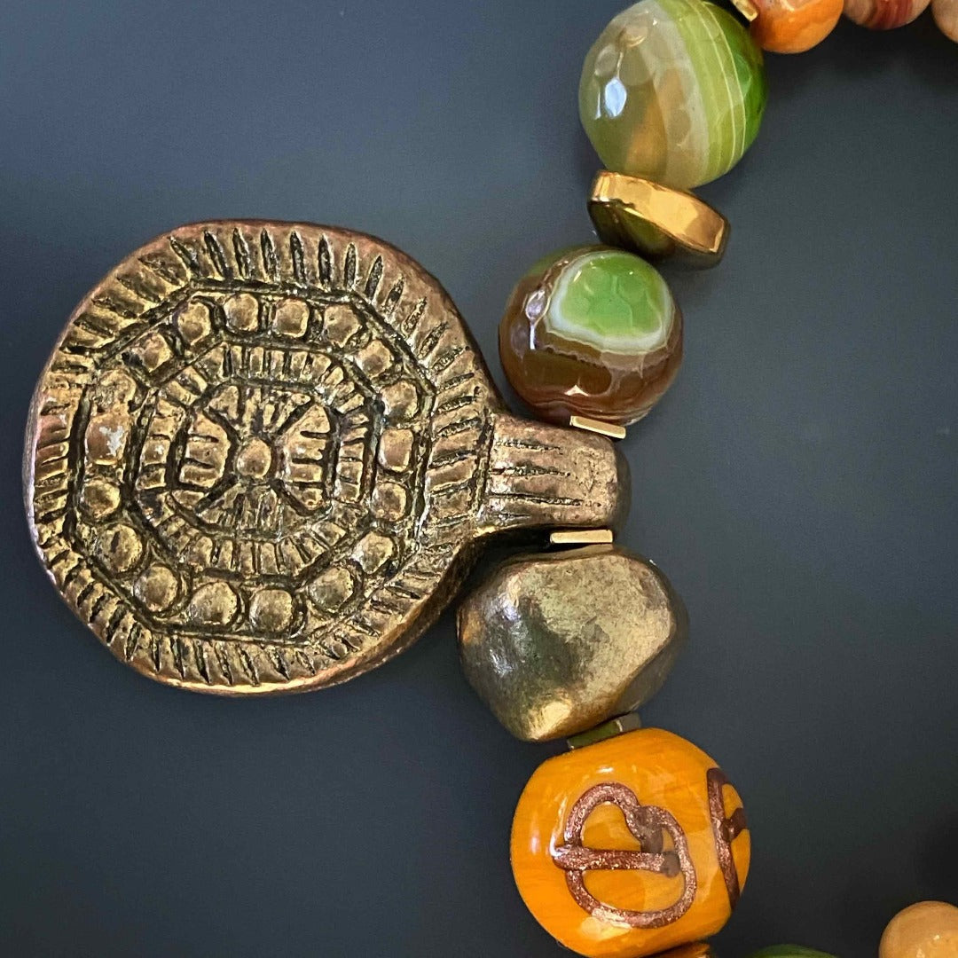 Adorn your wrist with the Vintage Style Unique Bracelet, a captivating piece that combines agate stones and a vintage Nepal bead.