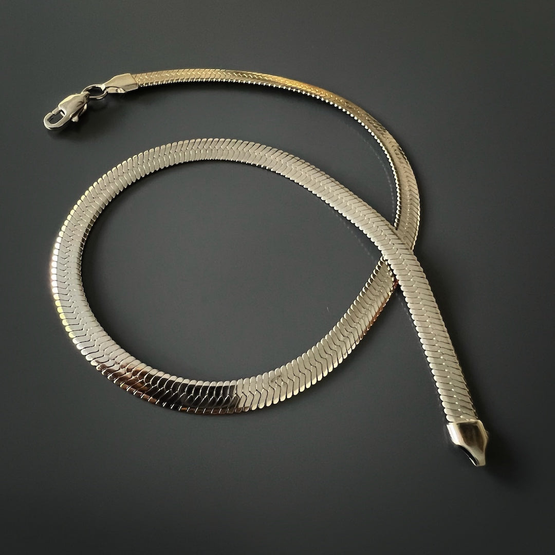 A close-up of the Italian Fashion Necklace, showcasing its simple yet elegant design.