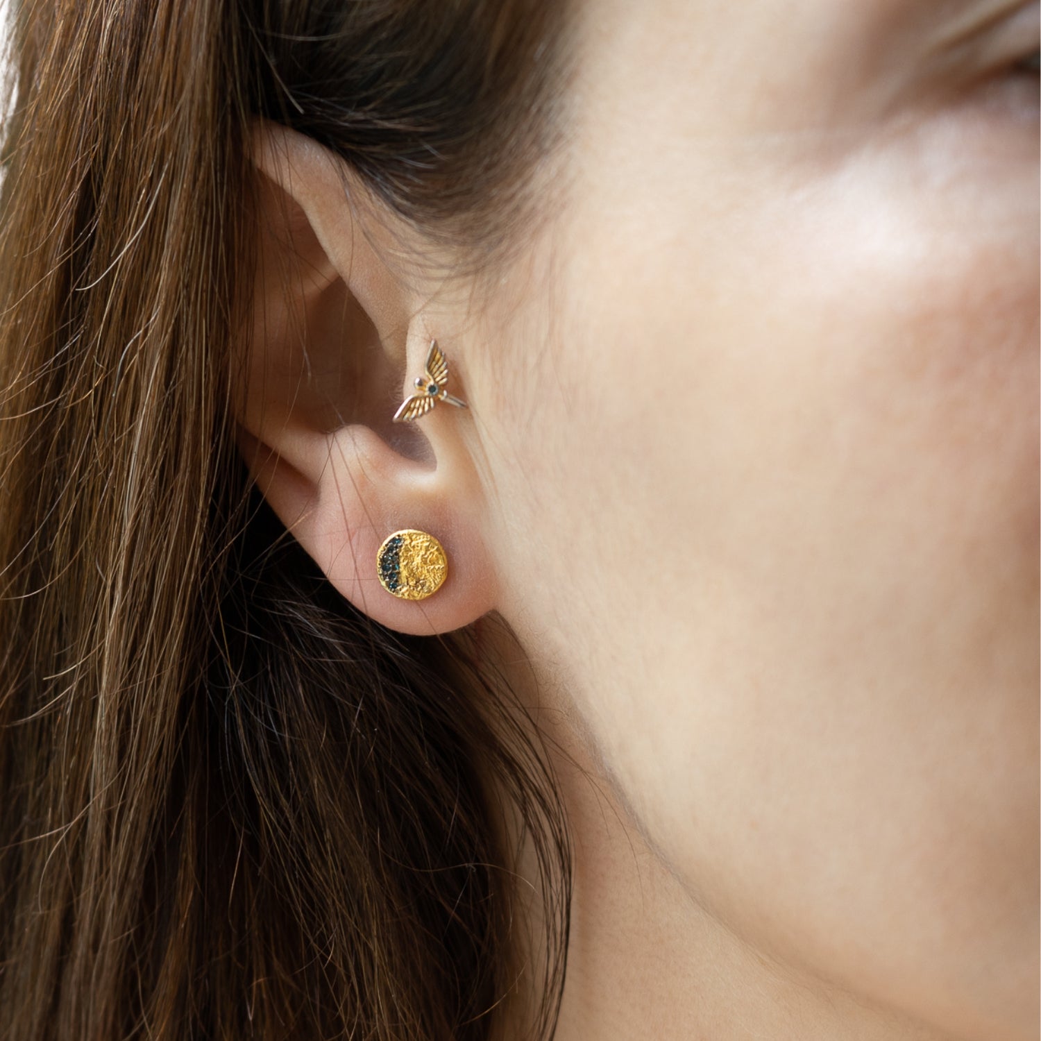 Model wearing the Nature Round Gold Diamond Earring, exuding confidence and sophistication with this exquisite accessory.