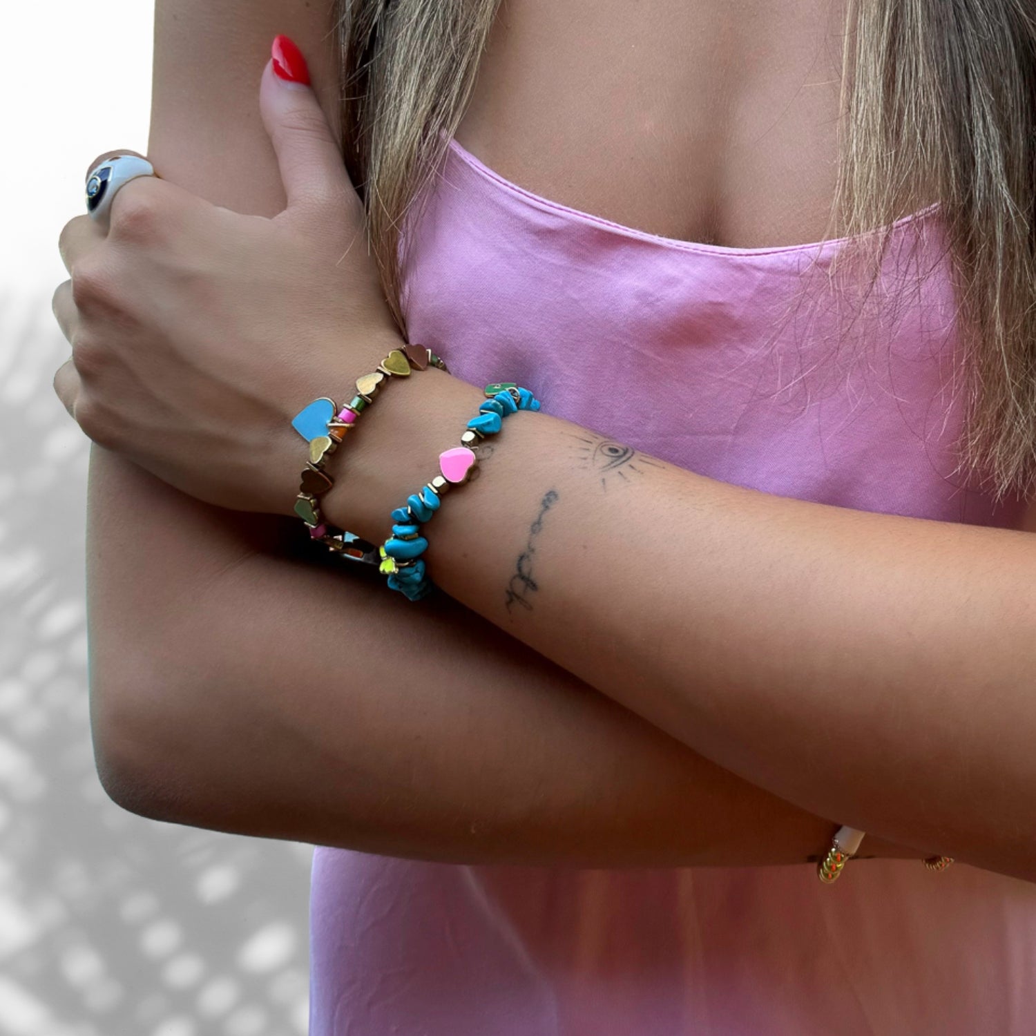 Model Wearing Fashionable Blue Heart Charm Bracelet with Gold Plating