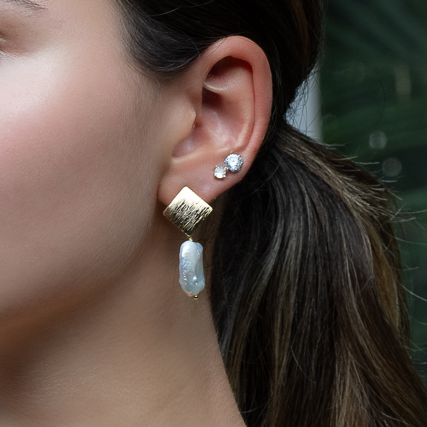 Model Grace: Cleopatra Pearl Earrings, Elegance & Allure.