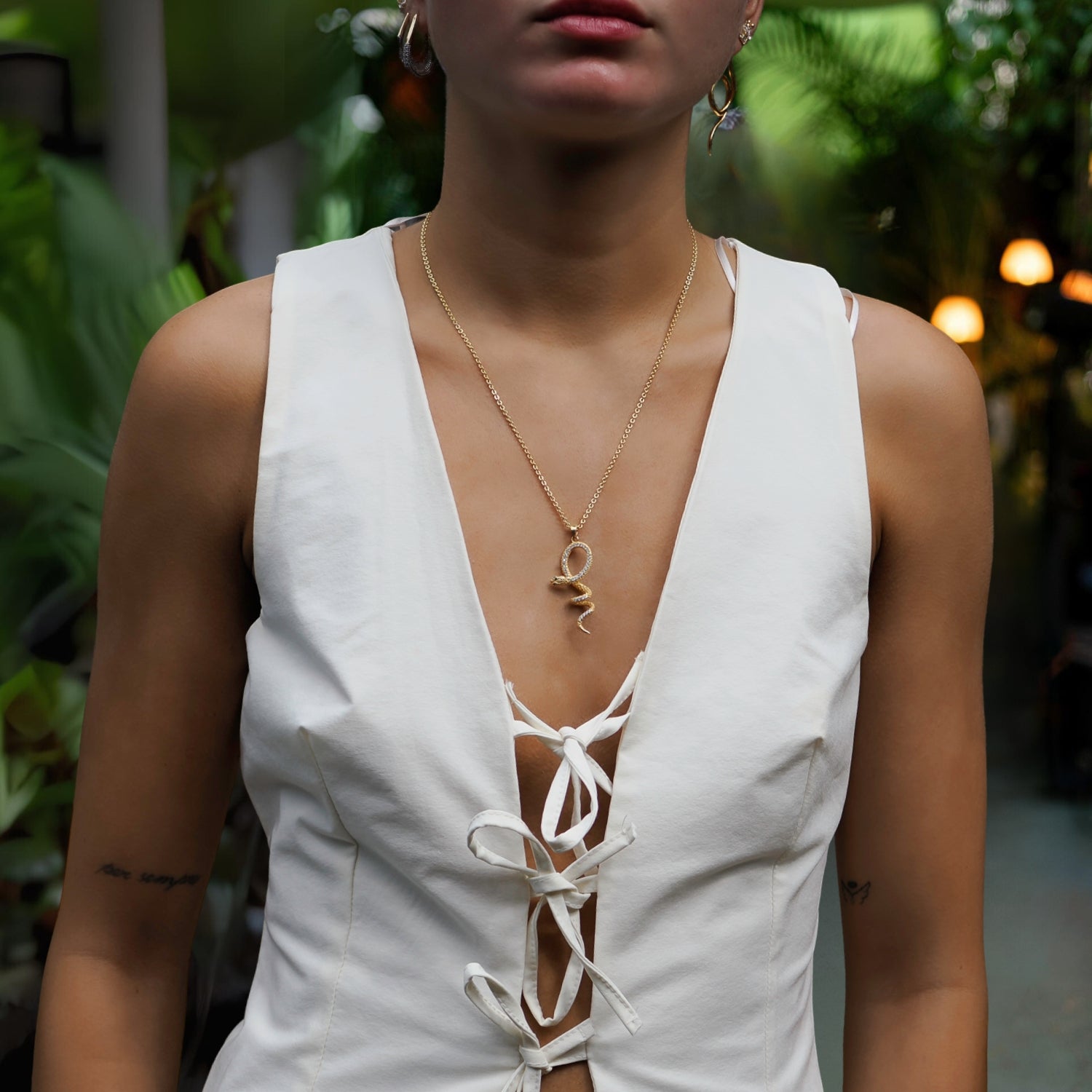 Captivating snake necklace with a gold vermeil pendant adorned with diamonds and emerald stones for a mystical look.
