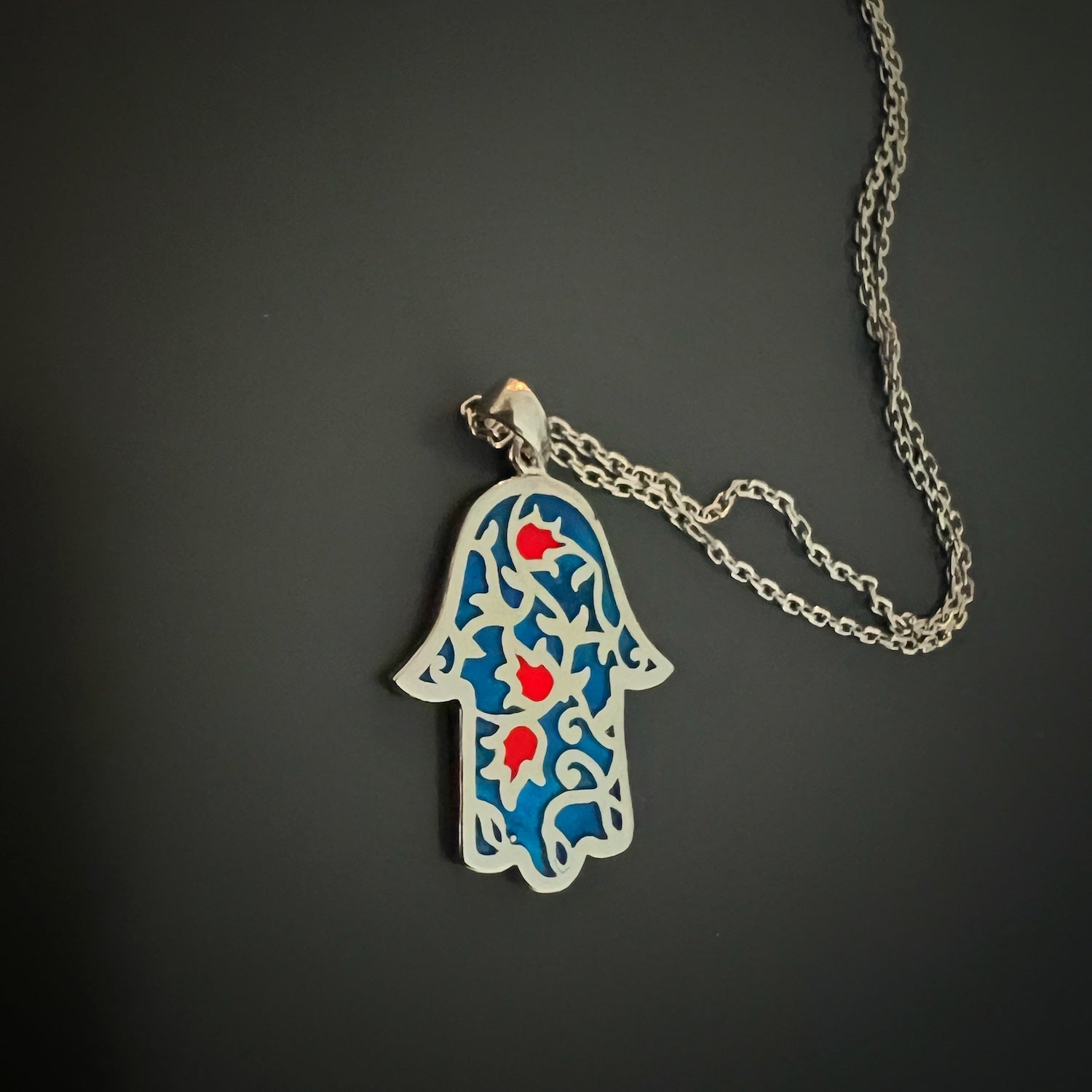 A detailed shot of the beautifully crafted Hamsa pendant on the Good Vibes Enamel Hamsa Necklace Silver.