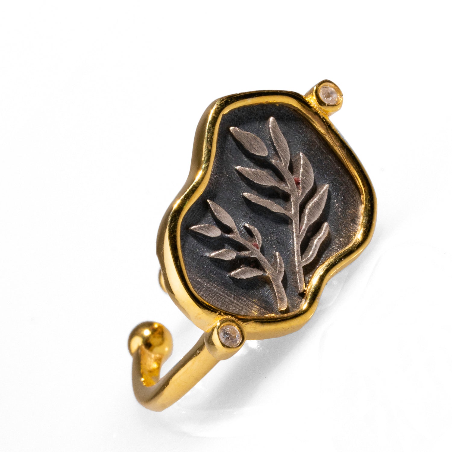 Sophisticated ring with engraved olive leaves on sterling silver, complemented by a luxurious 18k gold-plated border