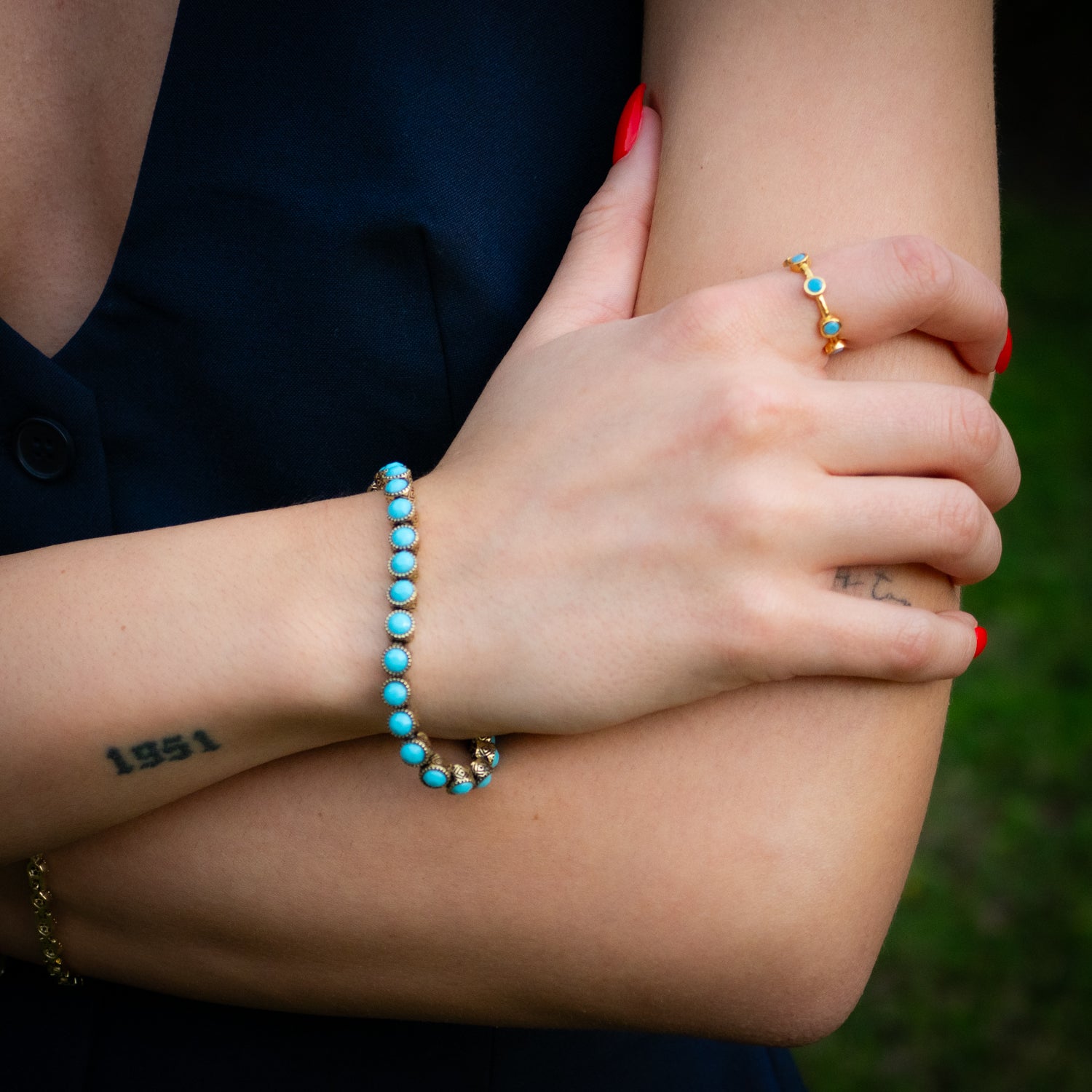 Adjustable gold ring with turquoise accents for versatile styling and timeless beauty

