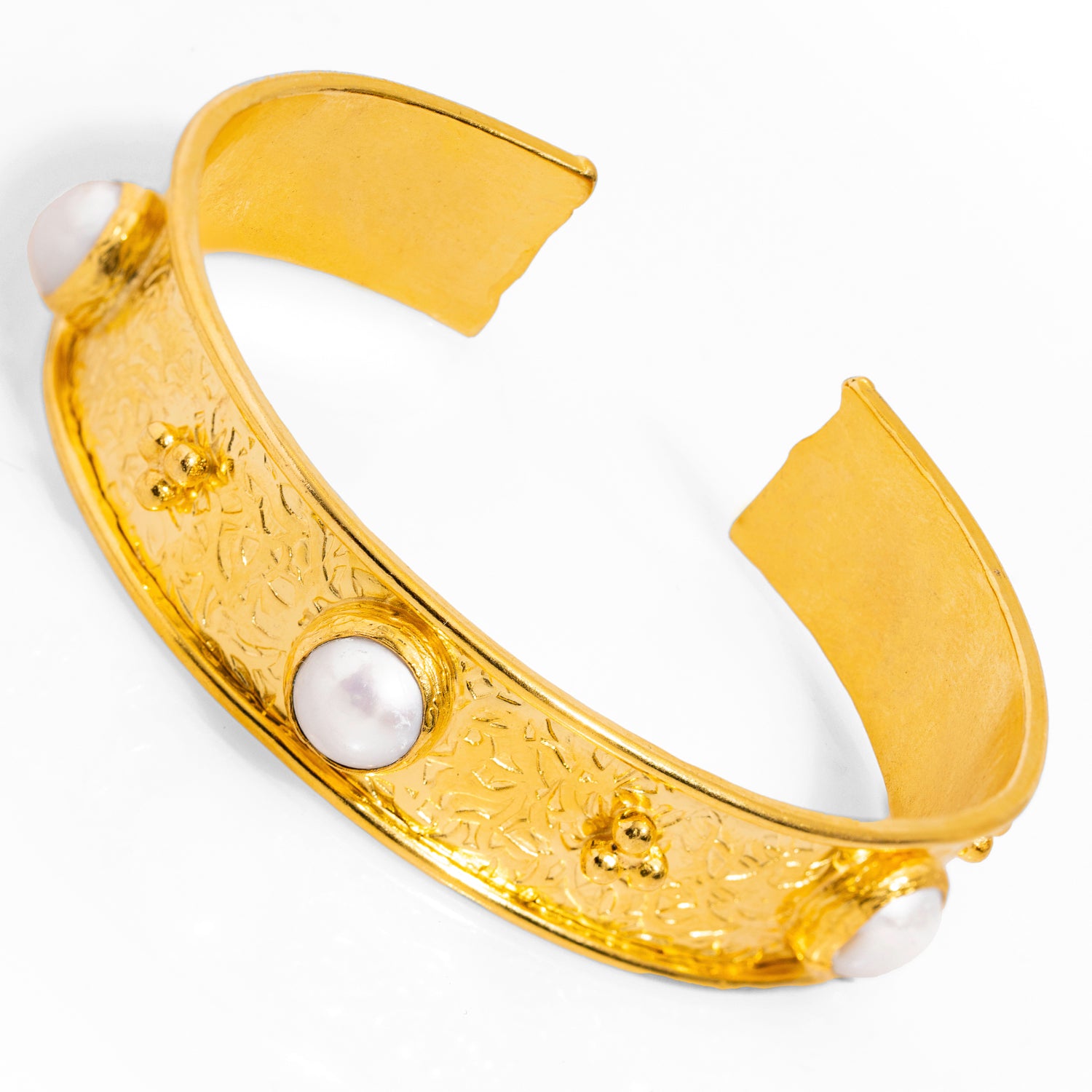 Gold-Plated Pearl Cuff Bracelet with Antique Craftsmanship for a Unique, Stylish Accessory
