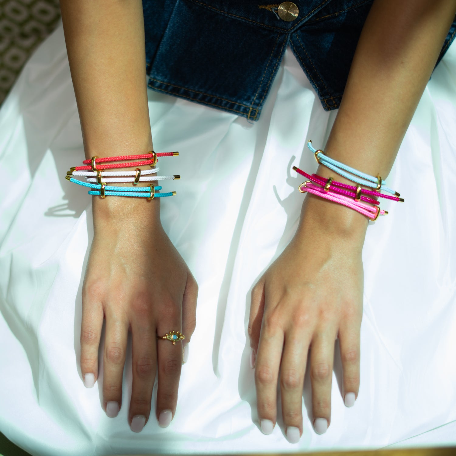 Vibrant fuchsia bracelet with minimalist gold-plated details