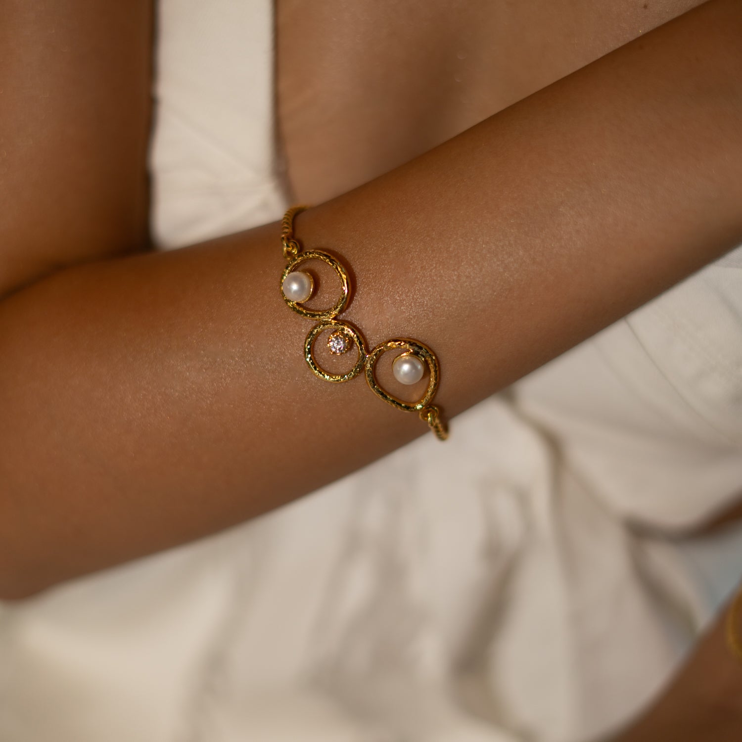 Handmade Radiance Pearl &amp; Gold Adjustable Bracelet