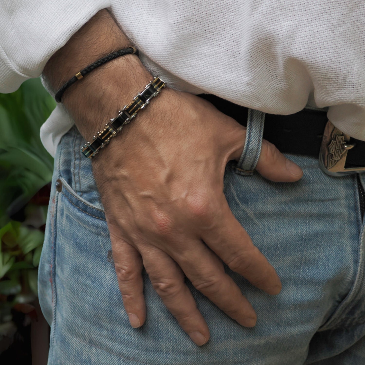 Sophisticated men's bracelet blending black, gold, and silver tones for a modern and stylish finish.
