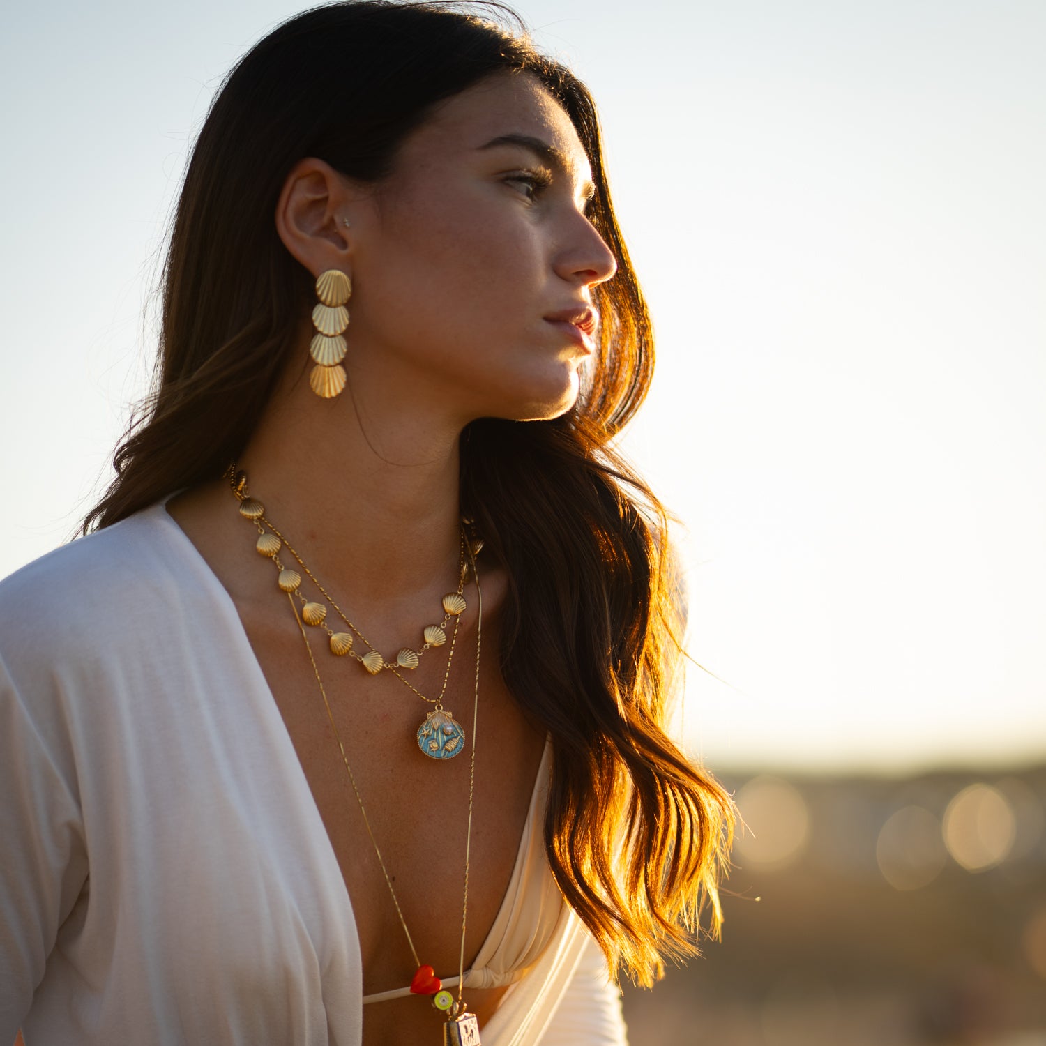 Gold seashell pendant necklace with luminous pearl detail