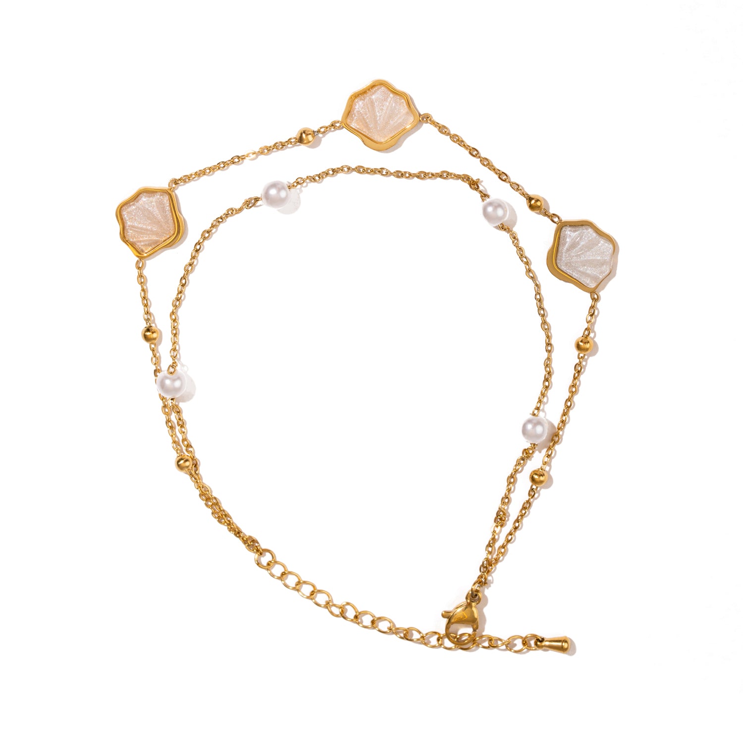 Beachy gold-plated anklet featuring luminous pearls and seashells