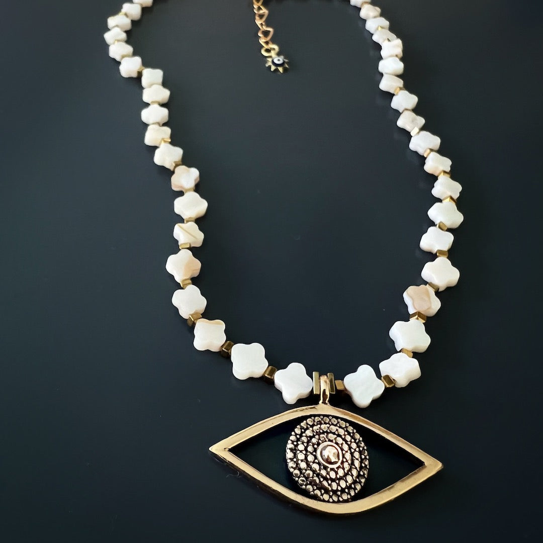 Enhance your style and feel protected with this beautiful Alhambra Evil Eye Choker Necklace, featuring delicate pearl Alhambra flower beads and a powerful Evil Eye Pendant.