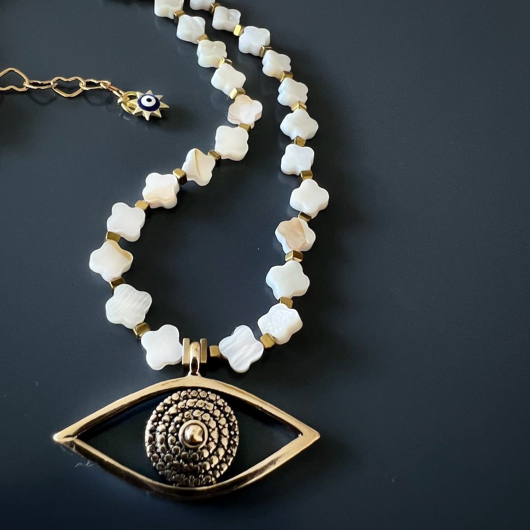 Experience the perfect balance of sophistication and meaning with the Alhambra Evil Eye Choker Necklace, handcrafted with attention to detail.