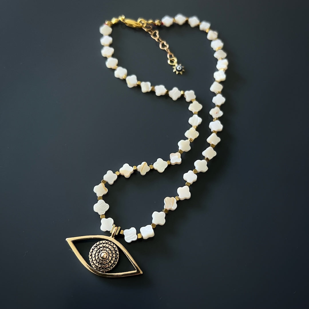 This unique Alhambra Evil Eye Choker Necklace is designed to bring balance and harmony to your life, with elegant pearl Alhambra flower beads and a protective Evil Eye Pendant.