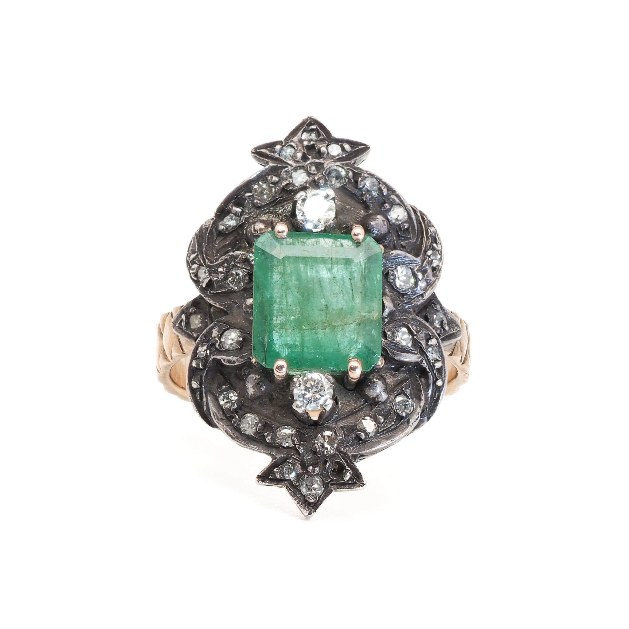 Emerald Vintage Ring - A luxurious handcrafted ring featuring a stunning emerald gemstone surrounded by sparkling diamonds, exuding elegance and sophistication.