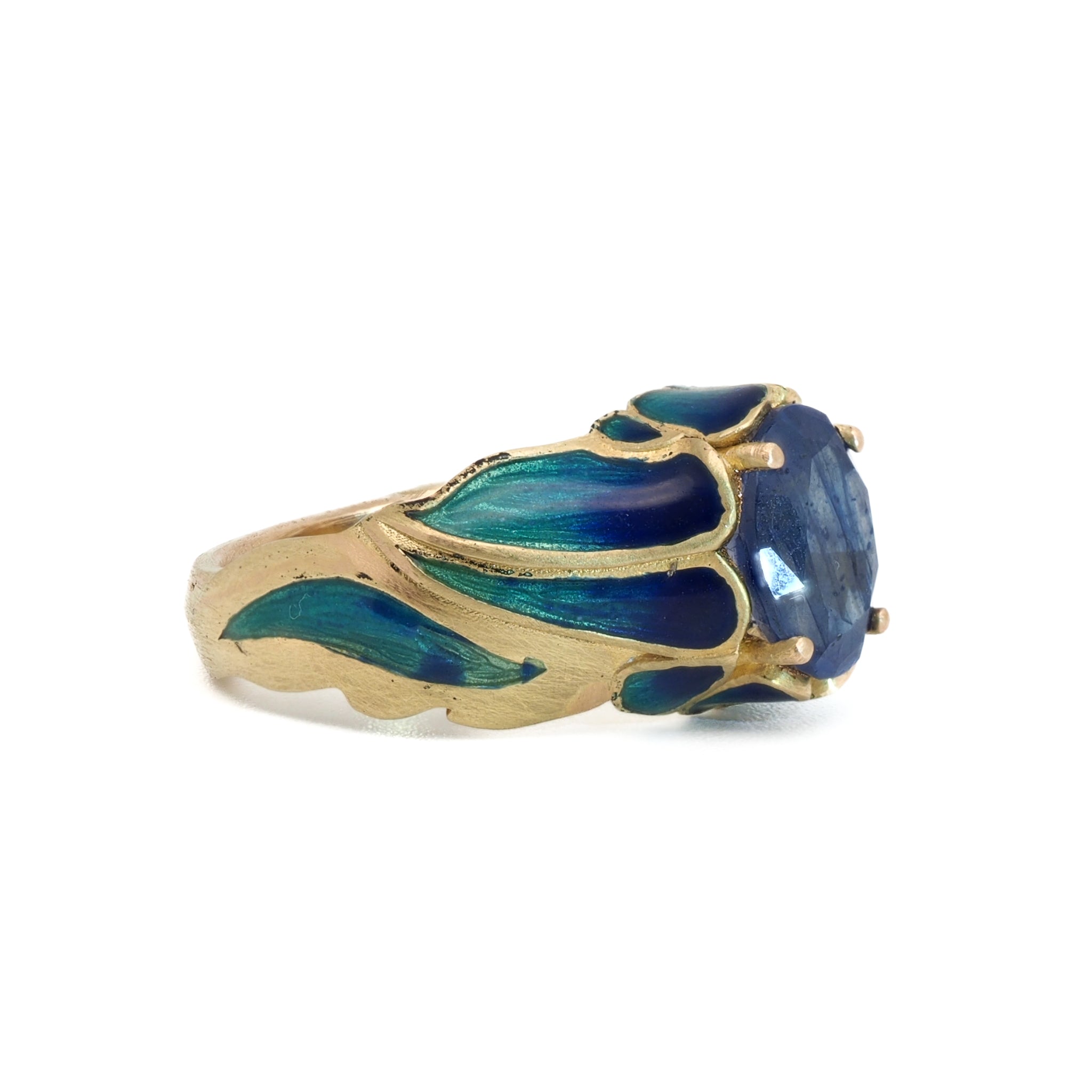 Handmade Fine Jewelry - 18k Gold Ring with a stunning Sapphire gemstone.