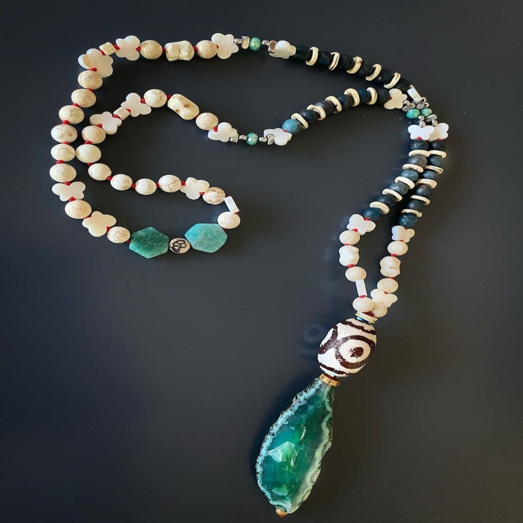 Healing properties of agate and positivity of mother of pearl in this handmade necklace