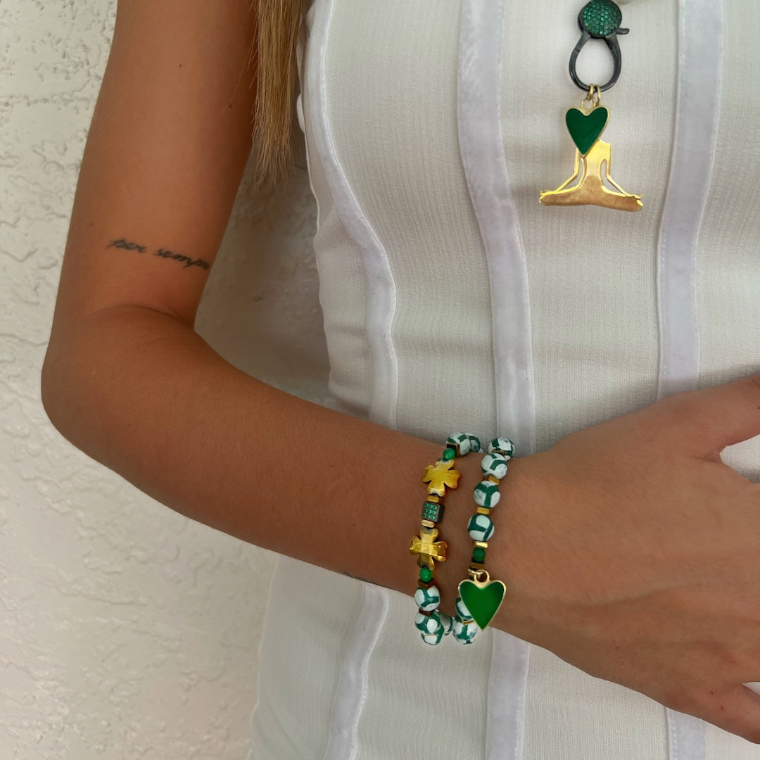 This bracelet set combines the beauty of Nepal Agate beads, gold hematite clover leaf beads, and the elegance of an 18K gold-plated green enamel heart charm and a white enamel heart bead. Its timeless design and meticulous craftsmanship make it a perfect choice for those who appreciate both style and sentiment.