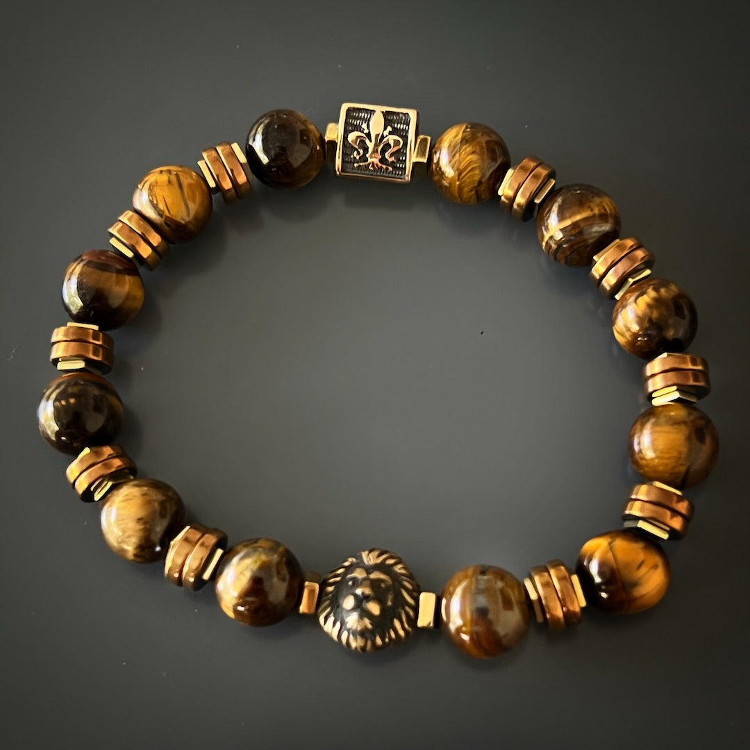 Show off your regal style with the Lion Men Bracelet, adorned with Tiger&#39;s eye stone beads and a bronze lion charm, exuding power and grace.