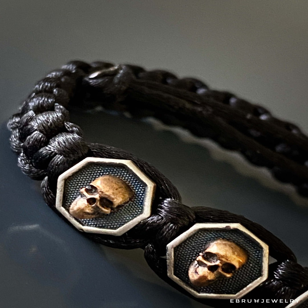 Adjustable and comfortable: Black Skull Men Woven Bracelet with sliding closure
