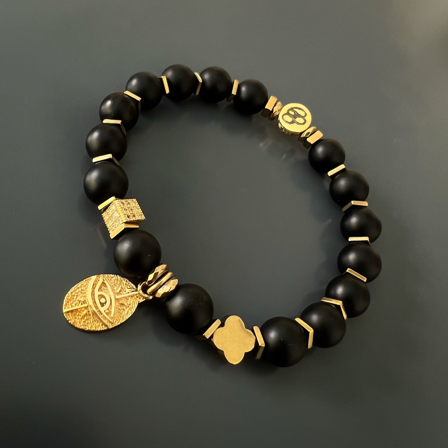Discover the unique beauty of the Onyx Unique Eye Bracelet, a handcrafted piece that combines elegance and spiritual symbolism.