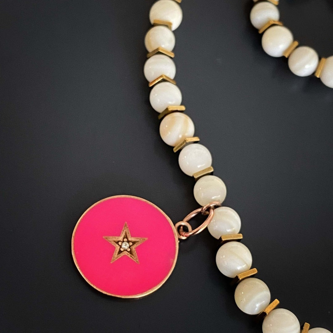 Adorn yourself with the Pink Star White Choker Necklace, a symbol of harmony and positive energy with its tridacna stones and rose gold accents.