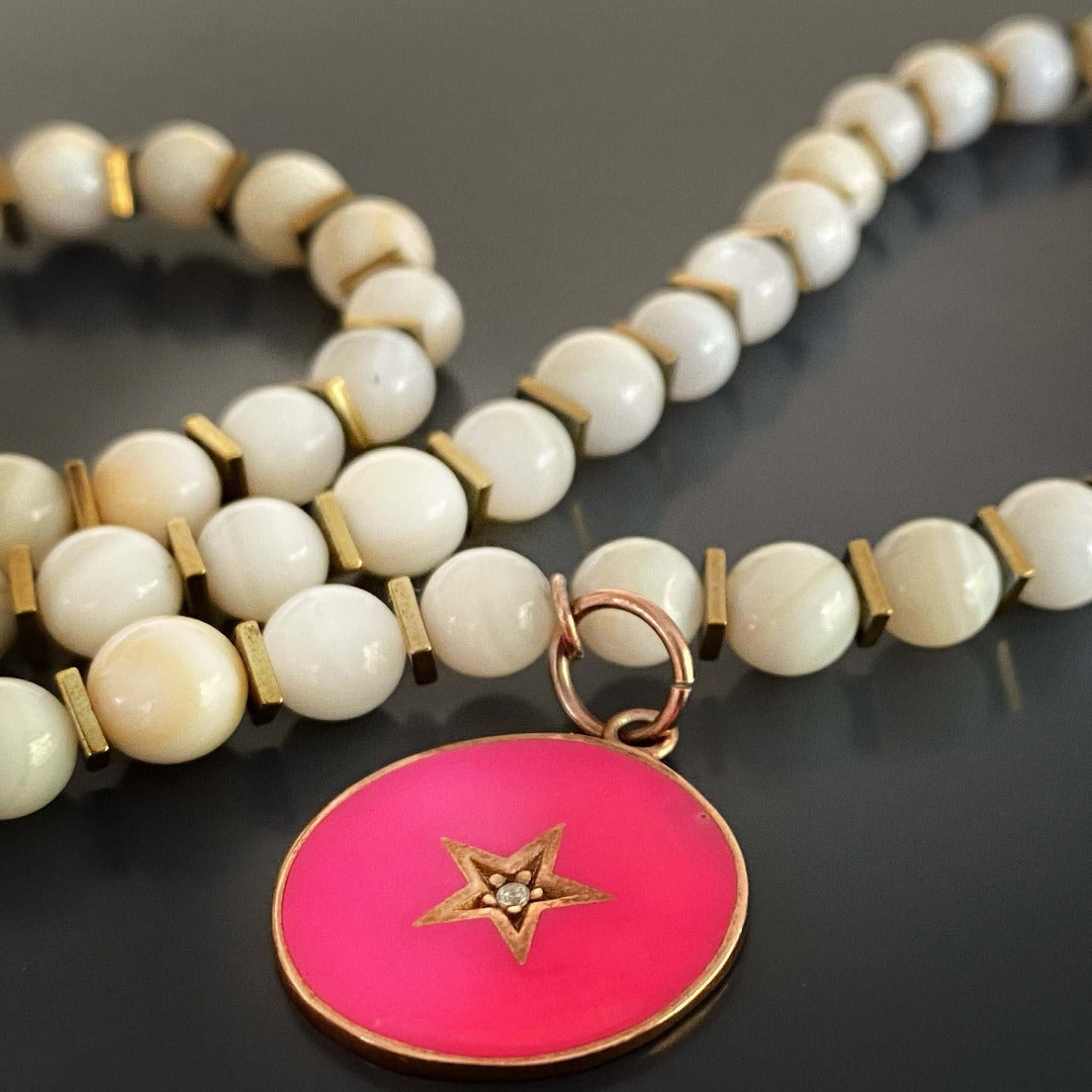 Enhance your outfit with the elegance of the Pink Star White Choker Necklace, featuring tridacna stones and a delicate rose gold plated star charm.