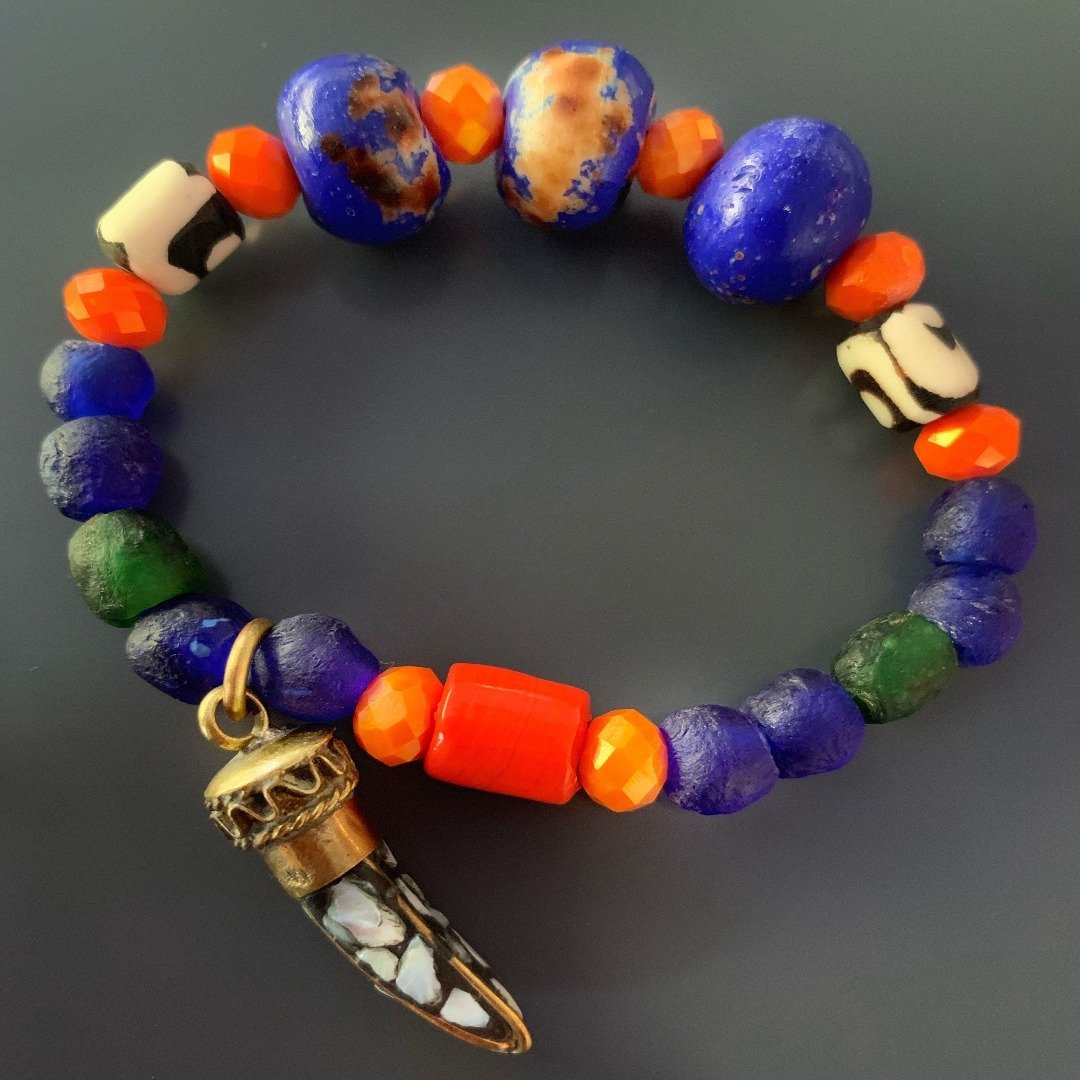 Embrace the vibrant energy of summer love with the Summer Love Bracelet, a unique and delightful accessory handmade with glass beads and a Mother of Pearl cornicello charm.