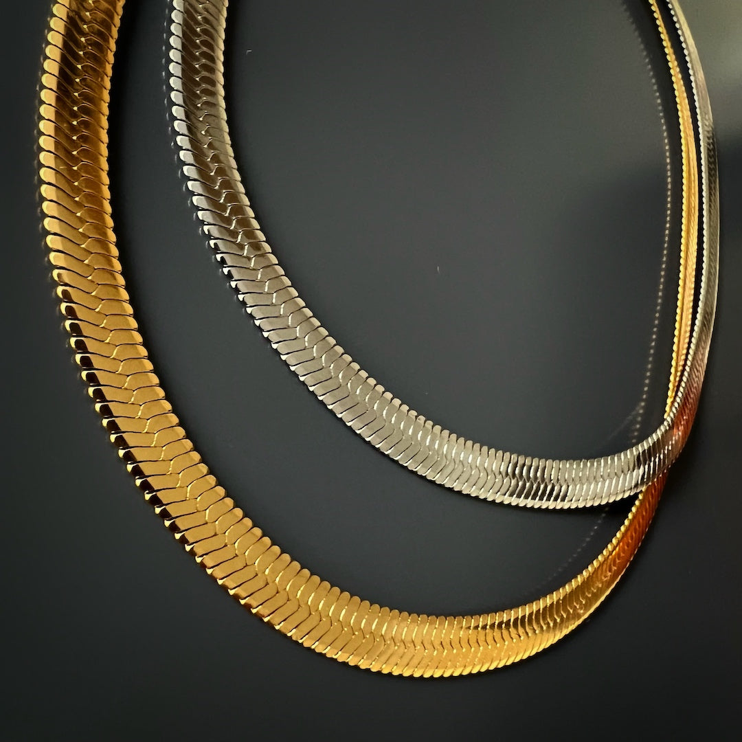 The Italian Fashion Necklace, a sleek and minimalist accessory crafted from high-quality stainless steel.
