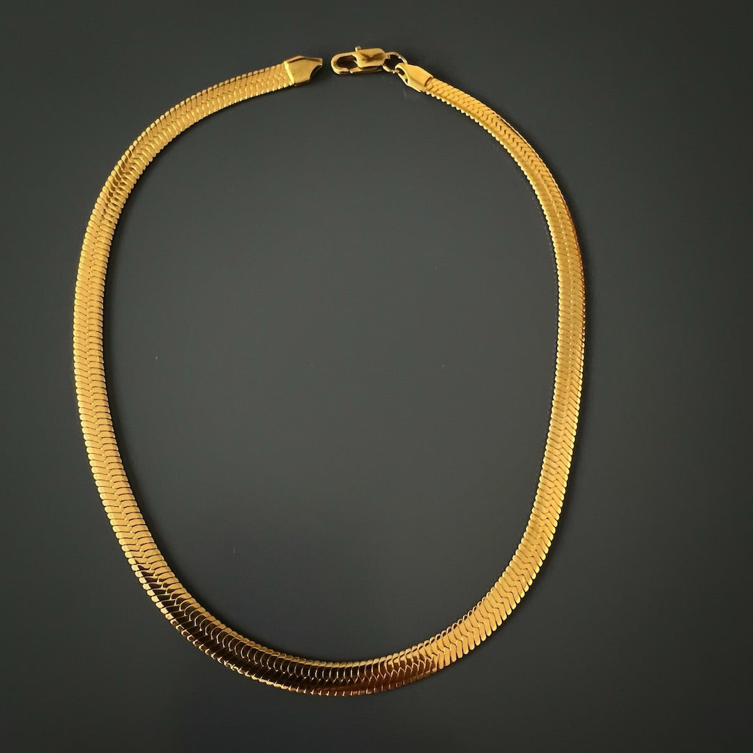 The Italian Fashion Necklace, a simple and stylish piece made of high-quality stainless steel.