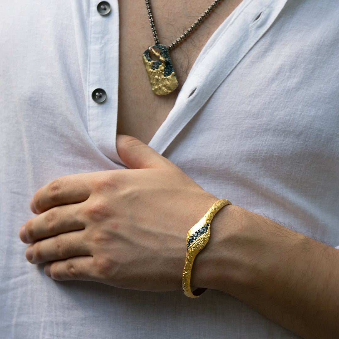 Model wearing the Nature Gold Petroleum Bracelet, exuding confidence and style with this exquisite accessory.